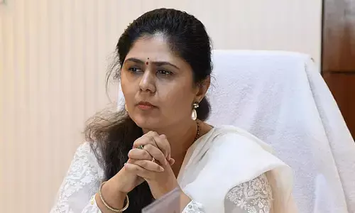 Maharashtra | ಮರ ಕಡಿಯುವುದನ್ನು ಸೈನಿಕರ ತ್ಯಾಗಕ್ಕೆ ಹೋಲಿಸಿದ ಸಚಿವೆ ಪಂಕಜಾ ಮುಂಡೆ!