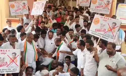 ಶಿರಹಟ್ಟಿ | ಡಾ.ಚಂದ್ರು ಲಮಾಣಿ ವಿರುದ್ಧ ಕಾಂಗ್ರೆಸ್ ಪ್ರತಿಭಟನೆ