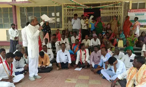 ಶಹಾಪುರ | ಸರ್ಕಾರಿ ಆಸ್ಪತ್ರೆ ಮುಂದೆ ರೈತ ಸಂಘದಿಂದ ಪ್ರತಿಭಟನೆ