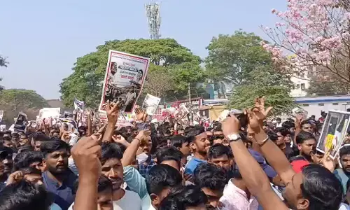 ಖಾಲಿ ಹುದ್ದೆಗಳ ಭರ್ತಿಗೆ ಆಗ್ರಹ: ಧಾರವಾಡದಲ್ಲಿ ಬೀದಿಗಿಳಿದ ಸಾವಿರಾರು ವಿದ್ಯಾರ್ಥಿಗಳು