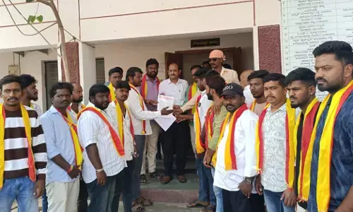 ಶಹಾಪುರ | ಕನ್ನಡ ಕಡ್ಡಾಯ ನಾಮಫಲಕಕ್ಕಾಗಿ ಕರವೇ ಆಗ್ರಹ