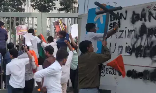 ಅಜೀಂ ಪ್ರೇಮ್ ಜೀ ವಿವಿ ವಿರುದ್ಧ ಎಬಿವಿಪಿ ಪ್ರತಿಭಟನೆ; ನಾಮಫಲಕಕ್ಕೆ ಮಸಿ ಬಳಿದು ಆಕ್ರೋಶ