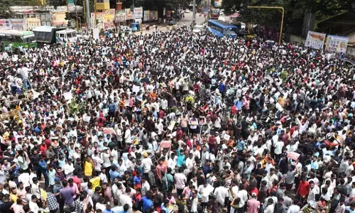 ಧಾರವಾಡ ಯುವನಿರುದ್ಯೋಗಿಗಳ ಬಂಡಾಯ | ಸರ್ಕಾರಿ ಹುದ್ದೆಗಳು ಭರ್ತಿಯಾಗದಿರಲು ಬಿಜೆಪಿ-ಕಾಂಗ್ರೆಸ್ ಗಳೆರಡೂ ಕಾರಣ