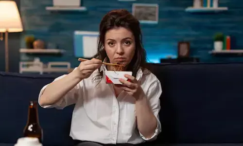 ಒತ್ತಡ ನಿವಾರಣೆಗೆ ತಿನ್ನುವ ಅಭ್ಯಾಸವೆ? ವೈದ್ಯರ ಸಲಹೆಗಳು ಇಲ್ಲಿವೆ…