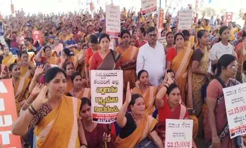 Bengaluru | ಗೌರವ ಧನ ಹೆಚ್ಚಳ ಸೇರಿ ವಿವಿಧ ಬೇಡಿಕೆಗಳ ಈಡೇರಿಕೆಗೆ ಆಗ್ರಹಿಸಿ ಅಂಗನವಾಡಿ ನೌಕರರಿಂದ ಧರಣಿ