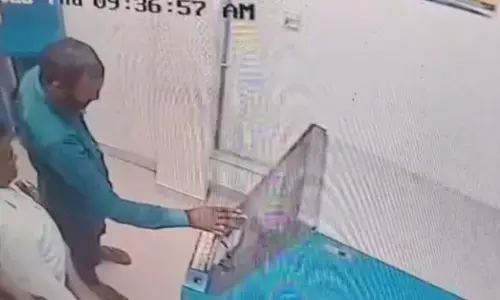 ಲಿಂಗಸುಗೂರು: ಹಣ ತೆಗೆದುಕೊಡುವ ನೆಪದಲ್ಲಿ ಎಟಿಎಂ ಕಾರ್ಡ್ ಬದಲಾಯಿಸಿ ವಂಚನೆ