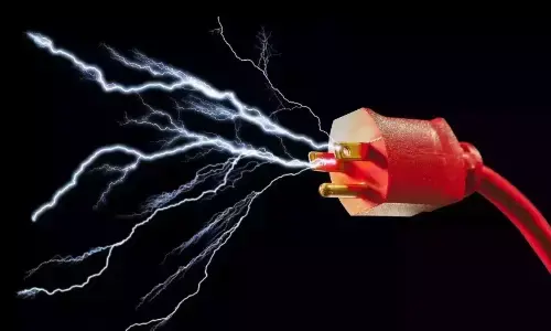 Chamarajanagar | ವಿದ್ಯುತ್‌ ಸ್ಪರ್ಶಿಸಿ ಕೂಲಿ ಕಾರ್ಮಿಕ ಸ್ಥಳದಲ್ಲೇ ಮೃತ್ಯು; ಇಬ್ಬರಿಗೆ ಗಾಯ