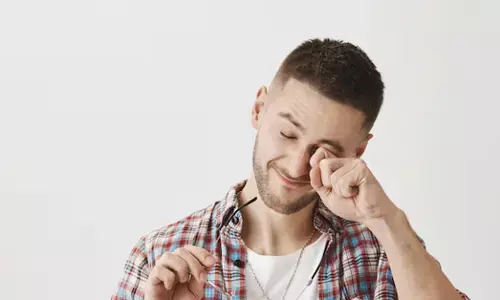 ಆಗಾಗ್ಗೆ ಕಣ್ಣುಜ್ಜುವುದು ಅಪಾಯಕಾರಿಯೆ? ; ವೈದ್ಯರ ಸಲಹೆಗಳೇನು?