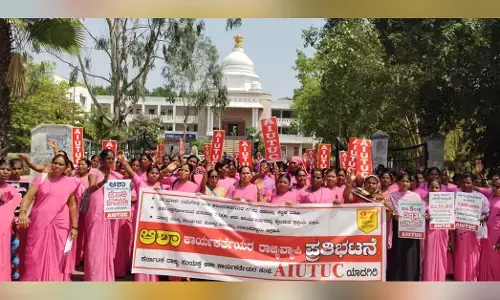 ಯಾದಗಿರಿ | ಆಶಾ ಕಾರ್ಯಕರ್ತೆಯರ ಗೌರವಧನ ಹೆಚ್ಚಳಕ್ಕೆ ಆಗ್ರಹಿಸಿ ಪ್ರತಿಭಟನೆ