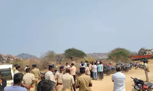 ಕೊಪ್ಪಳ | ಅಕ್ರಮ ಕಲ್ಲು ಗಣಿಗಾರಿಕೆ ಮೇಲೆ ದಿಢೀರ್ ದಾಳಿ: 9 ಟ್ರಕ್‌, 15 ಟ್ರ್ಯಾಕ್ಟರ್‌ ಸೇರಿ ಹಲವು ವಾಹನ ವಶ