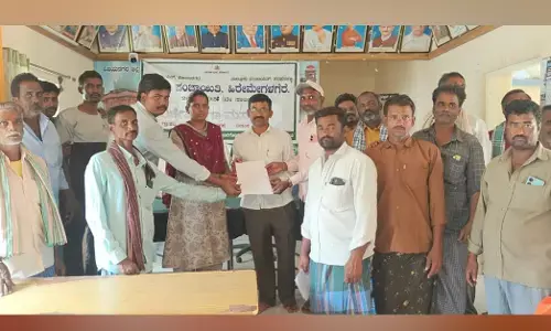 ಹರಪನಹಳ್ಳಿ | ಹಕ್ಕುಪತ್ರ ನೀಡುವಂತೆ ಗ್ರಾಮಸ್ಥರ ಮನವಿ