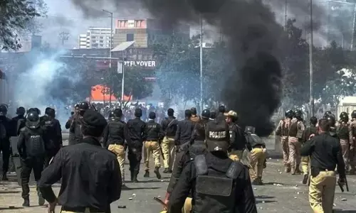 ಕರಾಚಿಯಲ್ಲಿರುವ  ಕಾನ್ಸುಲೇಟ್  ಎದುರು ಹಿಂಸಾಚಾರ: ಪ್ರತಿಭಟನಾಕಾರರ ಮೇಲೆ ಅಮೆರಿಕ ನೌಕಾಪಡೆಗಳಿಂದ ಗುಂಡಿನ ದಾಳಿ?