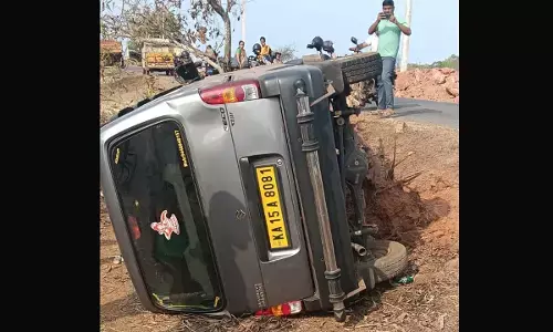 ಭಟ್ಕಳ: ಶಾಲಾ ವಾಹನ ಪಲ್ಟಿ; 13 ವಿದ್ಯಾರ್ಥಿಗಳಿಗೆ ಗಾಯ