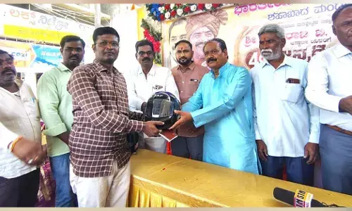 ಶಹಾಬಾದ್‌ | ಶಾಸಕ ಮತ್ತಿಮಡು ಹುಟ್ಟು ಹಬ್ಬ : ಆಟೋ ಚಾಲಕರಿಗೆ, ಪತ್ರಕರ್ತರಿಗೆ ಹೆಲ್ಮೇಟ್ ವಿತರಣೆ