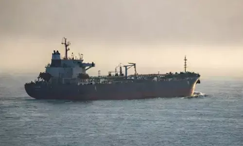 ಯುದ್ಧದ ನಡುವೆಯೂ ಹಾರ್ಮುಜ್ ಜಲಸಂಧಿ ದಾಟಿದ ತೈಲ ಟ್ಯಾಂಕರ್: ವರದಿ