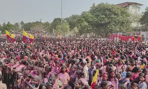 ಹೊಸಪೇಟೆ ಜಿಲ್ಲಾ ಕ್ರೀಡಾಂಗಣದಲ್ಲಿ ಹೋಳಿ ಸಂಭ್ರಮ