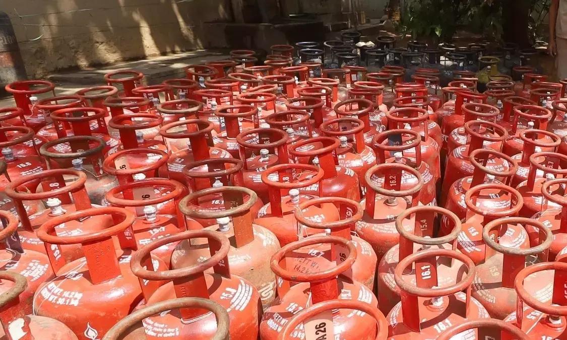 ಕೇಂದ್ರ ಸರಕಾರದಿಂದ ತುರ್ತು ಅಧಿಕಾರ ಬಳಕೆ: ಎಲ್‌ಪಿಜಿ ಉತ್ಪಾದನೆ ಹೆಚ್ಚಿಸಲು ಸಂಸ್ಕರಣಾಗಾರಗಳಿಗೆ ಆದೇಶ