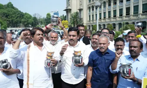 ಬಜೆಟ್ ವಿರುದ್ದ ‘ಖಾಲಿ ಚೊಂಬು’ ಹಿಡಿದು ಬಿಜೆಪಿ ಪ್ರತಿಭಟನೆ