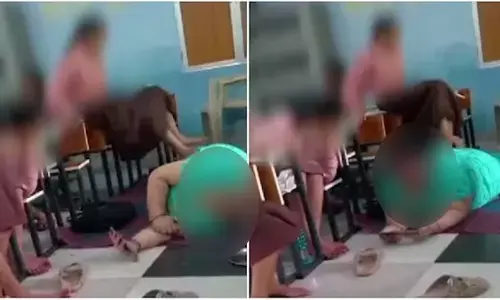 Uttar Pradesh | ತರಗತಿ ಕೊಠಡಿಯಲ್ಲೇ ಶಾಲಾ ಮಕ್ಕಳಿಂದ ಬಾಡಿ ಮಸಾಜ್ ಮಾಡಿಸಿಕೊಂಡ ಮುಖ್ಯೋಪಾಧ್ಯಾಯಿನಿ: ವಿಡಿಯೊ ವೈರಲ್