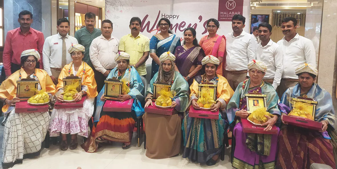 ಉಡುಪಿ ಮಲಬಾರ್ ಗೋಲ್ಡ್ನಲ್ಲಿ ಮಹಿಳಾ ದಿನಾಚರಣೆ: ಸಾಧಕರಿಗೆ ಸನ್ಮಾನ ಉಡುಪಿ ಮಲಬಾರ್ ಗೋಲ್ಡ್ನಲ್ಲಿ ಮಹಿಳಾ ದಿನಾಚರಣೆ: ಸಾಧಕರಿಗೆ ಸನ್ಮಾನ