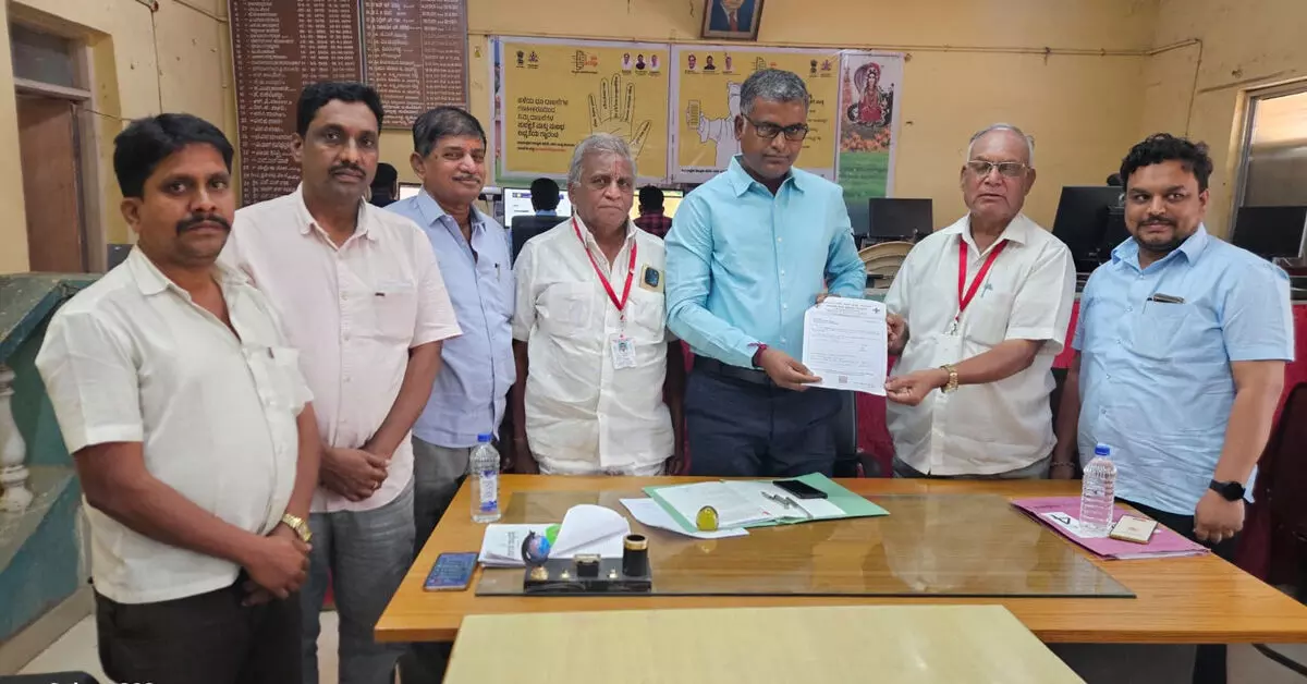 ಅಫಜಲಪುರ | ರೆಡ್ ಕ್ರಾಸ್ ಸಂಸ್ಥೆ ಸಭೆ: ಸಮಾಜ ಸೇವೆಯಲ್ಲಿ ಚುರುಕುತನಕ್ಕೆ ಕರೆ ಅಫಜಲಪುರ | ರೆಡ್ ಕ್ರಾಸ್ ಸಂಸ್ಥೆ ಸಭೆ: ಸಮಾಜ ಸೇವೆಯಲ್ಲಿ ಚುರುಕುತನಕ್ಕೆ ಕರೆ