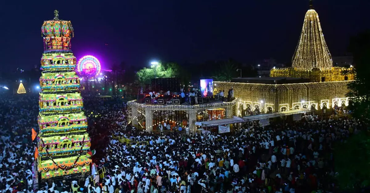 ಕಲಬುರಗಿ | ಶ್ರೀ ಶರಣಬಸವೇಶ್ವರರ ಮಹಾರಥೋತ್ಸವ : ಸಹಸ್ರಾರು ಮಂದಿ ಭಾಗಿ ಕಲಬುರಗಿ | ಶ್ರೀ ಶರಣಬಸವೇಶ್ವರರ ಮಹಾರಥೋತ್ಸವ : ಸಹಸ್ರಾರು ಮಂದಿ ಭಾಗಿ