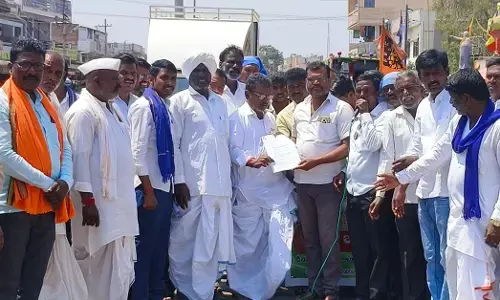 ಹುಣಸಗಿ | ಒಳ ಮೀಸಲಾತಿ ಅನುಷ್ಠಾನಕ್ಕೆ ಒತ್ತಾಯಿಸಿ ಮಾದಿಗ ಸಂಘಟನೆಗಳಿಂದ ರಸ್ತೆ ತಡೆ ಪ್ರತಿಭಟನೆ