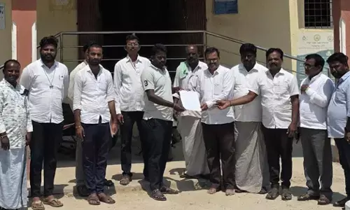 ಬಳ್ಳಾರಿ | ಸಕ್ಕರೆ ಕಾರ್ಖಾನೆ ಶಾಲಾ ಆವರಣದಲ್ಲಿ ಹೊಸ ಕಟ್ಟಡಕ್ಕೆ ವಿರೋಧ : ಶಾಲೆ ಸ್ಥಳಾಂತರಕ್ಕೆ ಆಗ್ರಹ