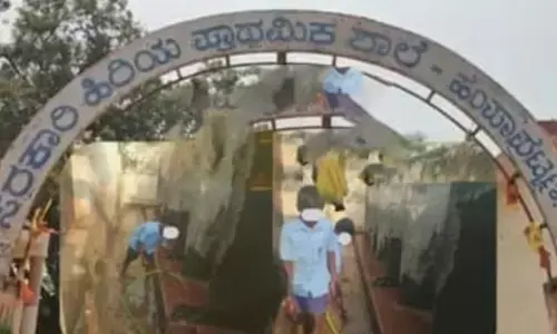 ವಿಜಯನಗರ | ಬಾಳೆಹಣ್ಣಿನ ಆಸೆ ತೋರಿಸಿ ವಿದ್ಯಾರ್ಥಿಗಳಿಂದ ಶೌಚಾಲಯ ಸ್ವಚ್ಛತೆ ಆರೋಪ : ಮುಖ್ಯ ಶಿಕ್ಷಕ ವಿರುದ್ಧ ಗ್ರಾಮಸ್ಥರ ಪ್ರತಿಭಟನೆ