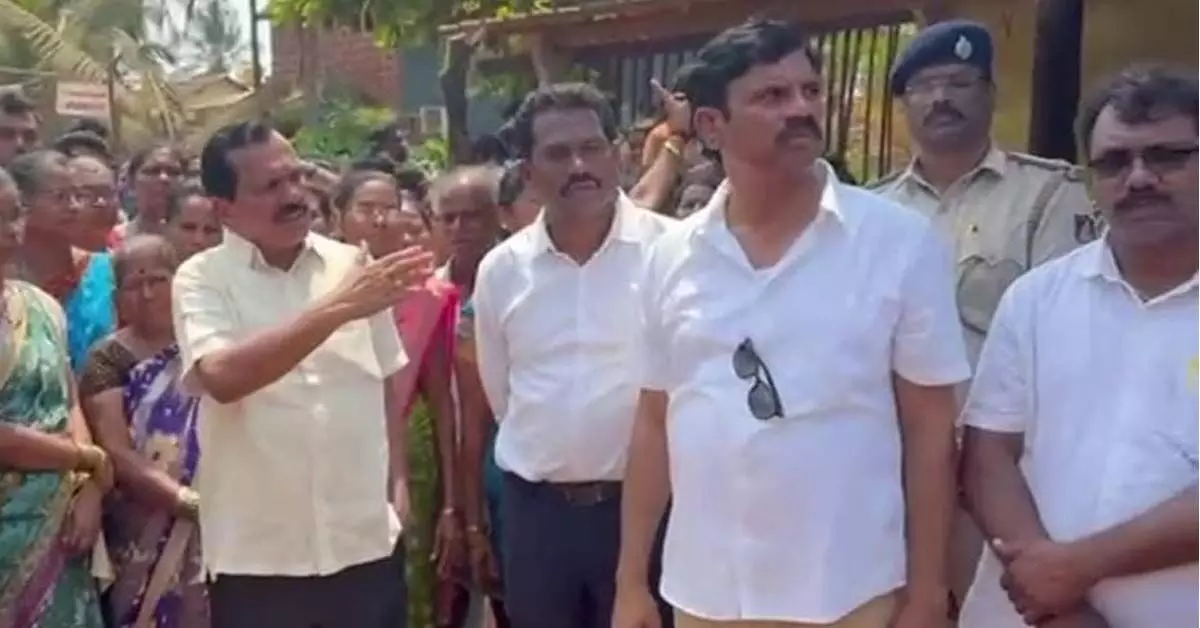 ಗೋಕರ್ಣ: ದುಬ್ಬನಸಶಿಯಲ್ಲಿ ಅನಧಿಕೃತ ರೆಸಾರ್ಟ್ಗಳ ತೆರವು ಕಾರ್ಯಾಚರಣೆ; ಬಿಗಿ ಪೊಲೀಸ್ ಬಂದೋಬಸ್ತ್ ಗೋಕರ್ಣ: ದುಬ್ಬನಸಶಿಯಲ್ಲಿ ಅನಧಿಕೃತ ರೆಸಾರ್ಟ್ಗಳ ತೆರವು ಕಾರ್ಯಾಚರಣೆ; ಬಿಗಿ ಪೊಲೀಸ್ ಬಂದೋಬಸ್ತ್