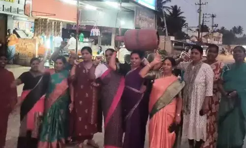 ಚಾಮರಾಜನಗರ : ಗ್ಯಾಸ್ ಬೆಲೆ ಏರಿಕೆ ಖಂಡಿಸಿ ಮಹಿಳಾ ಕಾಂಗ್ರೆಸ್‌ನಿಂದ ಪ್ರತಿಭಟನೆ