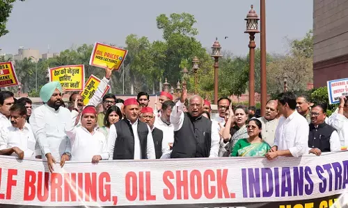 ಪಶ್ಚಿಮ ಏಷ್ಯಾ ಸಂಘರ್ಷ | ಚರ್ಚೆಗೆ ಒತ್ತಾಯಿಸಿ ಸಂಸತ್ ಆವರಣದಲ್ಲಿ ವಿರೋಧ ಪಕ್ಷದ ಸಂಸದರಿಂದ ಪ್ರತಿಭಟನೆ