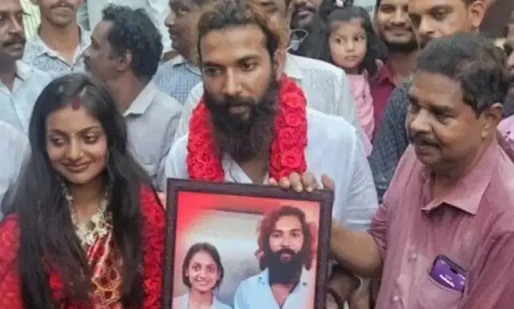 ಮಹಾಕುಂಭ ವೈರಲ್ ತಾರೆ ಮೊನಾಲಿಸಾ ಭೋಸ್ಲೆ ಕೇರಳದಲ್ಲಿ ವಿವಾಹ; ರಕ್ಷಣೆ ಕೋರಿದ ದಂಪತಿ