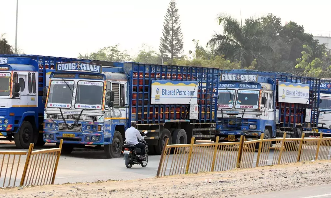 ದಿನಕ್ಕೆ ಕನಿಷ್ಟ 5 ಸಾವಿರ ಎಲ್‍ಪಿಜಿ ಸಿಲಿಂಡರ್‌ಗಳನ್ನಾದರೂ ಪೂರೈಕೆ ಮಾಡಿ: ಹೋಟೆಲ್ ಮಾಲಕರ ಸಂಘ ಆಗ್ರಹ