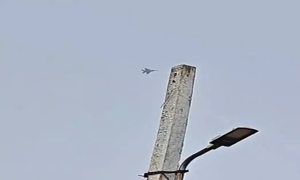 ಹುಬ್ಬಳ್ಳಿಯಲ್ಲಿ ಯುದ್ಧ ವಿಮಾನಗಳ ಪ್ರಾಯೋಗಿಕ ಹಾರಾಟ; ಬೆಚ್ಚಿಬಿದ್ದ ಜನತೆ