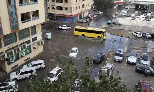 ಯುಎಇನಲ್ಲಿ ಮುಂದುವರಿದ ಭಾರೀ ಗಾಳಿ, ಮಳೆ; ಜನಜೀವನ ಅಸ್ತವ್ಯಸ್ತ