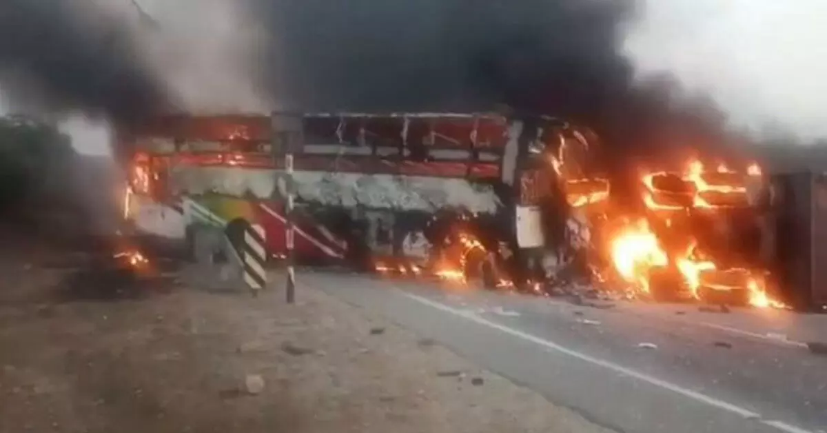 Andhra Pradesh | ಬಸ್-ಟಿಪ್ಪರ್ ಲಾರಿ ನಡುವೆ ಭೀಕರ ಅಪಘಾತ: ಕನಿಷ್ಠ 14 ಮಂದಿ ಮೃತ್ಯು, 23 ಜನರಿಗೆ ಗಾಯ Andhra Pradesh | ಬಸ್-ಟಿಪ್ಪರ್ ಲಾರಿ ನಡುವೆ ಭೀಕರ ಅಪಘಾತ: ಕನಿಷ್ಠ 14 ಮಂದಿ ಮೃತ್ಯು, 23 ಜನರಿಗೆ ಗಾಯ