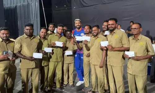 ವಾಂಖೆಡೆ ಕ್ರೀಡಾಂಗಣದ ಮೈದಾನದ ಸಿಬ್ಬಂದಿಗೆ ಉಡುಗೊರೆ ನೀಡುವ ಮೂಲಕ ಮಾತು ಉಳಿಸಿಕೊಂಡ ಹಾರ್ದಿಕ್ ಪಾಂಡ್ಯ!