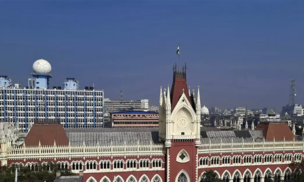 West Bengal | ಒಂದೇ ದಿನದಲ್ಲಿ 250ಕ್ಕೂ ಅಧಿಕ ಸರಕಾರಿ ಅಧಿಕಾರಿಗಳ ವರ್ಗಾವಣೆ; ಚುನಾವಣಾ ಆಯೋಗದ ವಿರುದ್ಧ ಹೈಕೋರ್ಟ್ ಮೆಟ್ಟಿಲೇರಿದ ಟಿಎಂಸಿ