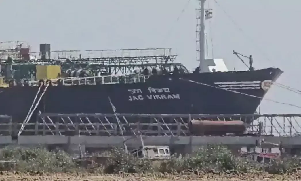 ಹಾರ್ಮಝ್‌ ಜಲಸಂಧಿಯನ್ನು ದಾಟಿ ಗುಜರಾತ್ ತಲುಪಿದ ಎಲ್‌ಪಿಜಿ ಹೊತ್ತ ‘ಜಗ್ ವಿಕ್ರಮ್ʼ ಹಡಗು