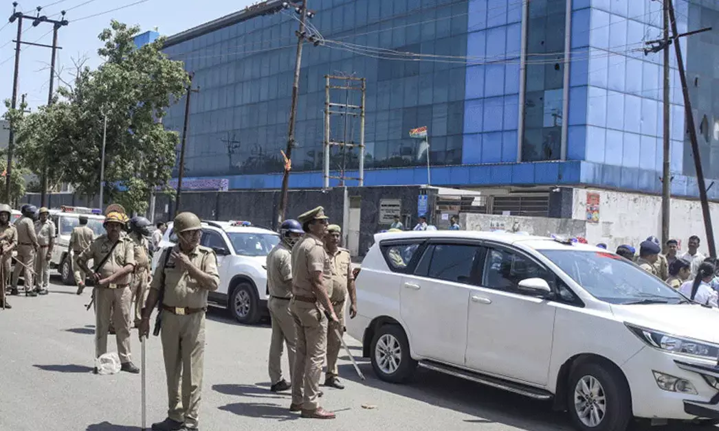 ನೋಯ್ಡಾ ಕಾರ್ಮಿಕರ ಪ್ರತಿಭಟನೆ| ಹೊರಗುತ್ತಿಗೆ ಸಂಸ್ಥೆ, ಕೈಗಾರಿಕಾ ಘಟಕದ ಗುತ್ತಿಗೆದಾರರೊಂದಿಗೆ ಜಿಲ್ಲಾಧಿಕಾರಿ ಸಭೆ