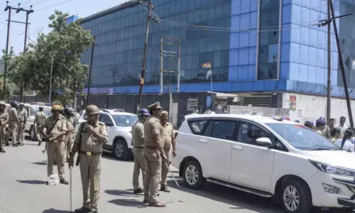 ನೋಯ್ಡಾ ಕಾರ್ಮಿಕರ ಪ್ರತಿಭಟನೆ| ಹೊರಗುತ್ತಿಗೆ ಸಂಸ್ಥೆ, ಕೈಗಾರಿಕಾ ಘಟಕದ ಗುತ್ತಿಗೆದಾರರೊಂದಿಗೆ ಜಿಲ್ಲಾಧಿಕಾರಿ ಸಭೆ