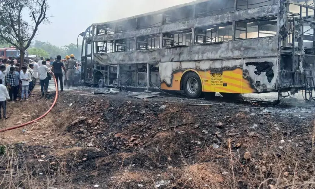 ಯಾದಗಿರಿ: ಬಸ್- ಕಾರು ಮಧ್ಯೆ ಭೀಕರ ಅಪಘಾತ; 6 ಮಂದಿ ಸಜೀವ ದಹನ