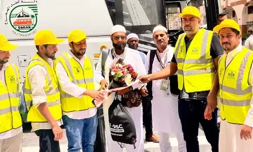 ಭಾರತದಿಂದ ಆಗಮಿಸಿದ ಮೊದಲ ಹಜ್ಜ್ ವಿಮಾನ; ಯಾತ್ರಾರ್ಥಿಗಳನ್ನು ಮದೀನಾದಲ್ಲಿ ಬರಮಾಡಿಕೊಂಡ ಕೆಸಿಎಫ್ ತಂಡ