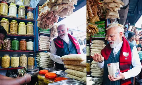 West Bengal | “ಭಾಯ್, ನನಗೆ ನಿಮ್ಮ ಝಲ್ ಮುರಿ ತಿನ್ನಿಸಿ”; ಚುನಾವಣಾ ಪ್ರಚಾರದ ನಡುವೆ ಬೀದಿಬದಿ ಆಹಾರ ಸವಿದ ಪ್ರಧಾನಿ ನರೇಂದ್ರ ಮೋದಿ