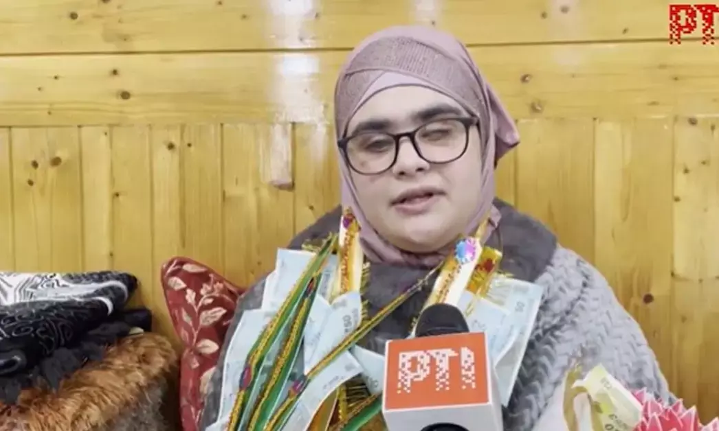 CBSE ಪರೀಕ್ಷೆ | ಸ್ಕ್ರೈಬ್ ಸಹಾಯವಿಲ್ಲದೆ ಪರೀಕ್ಷೆ ಬರೆದು ಶೇ. 95 ಅಂಕ ಗಳಿಸಿದ ಕಾಶ್ಮೀರದ ಅಂಧ ವಿದ್ಯಾರ್ಥಿನಿ ಝೈನಬ್ ಬಿಲಾಲ್