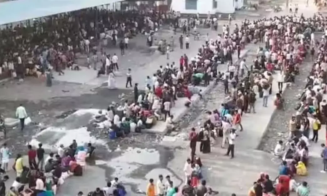 ʼಉದ್ಯೋಗವಿಲ್ಲದೆ ತವರು ರಾಜ್ಯಗಳಿಗೆ ಮರಳುತ್ತಿರುವ ಕಾರ್ಮಿಕರುʼ; ಸೂರತ್ ರೈಲ್ವೆ ನಿಲ್ದಾಣದಲ್ಲಿ ಜನದಟ್ಟಣೆ, ನೂಕು ನುಗ್ಗಲು