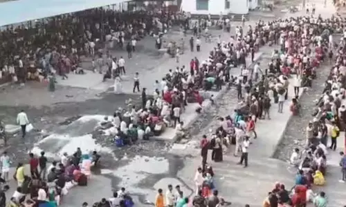 ʼಉದ್ಯೋಗವಿಲ್ಲದೆ ತವರು ರಾಜ್ಯಗಳಿಗೆ ಮರಳುತ್ತಿರುವ ಕಾರ್ಮಿಕರುʼ; ಸೂರತ್ ರೈಲ್ವೆ ನಿಲ್ದಾಣದಲ್ಲಿ ಜನದಟ್ಟಣೆ, ನೂಕು ನುಗ್ಗಲು