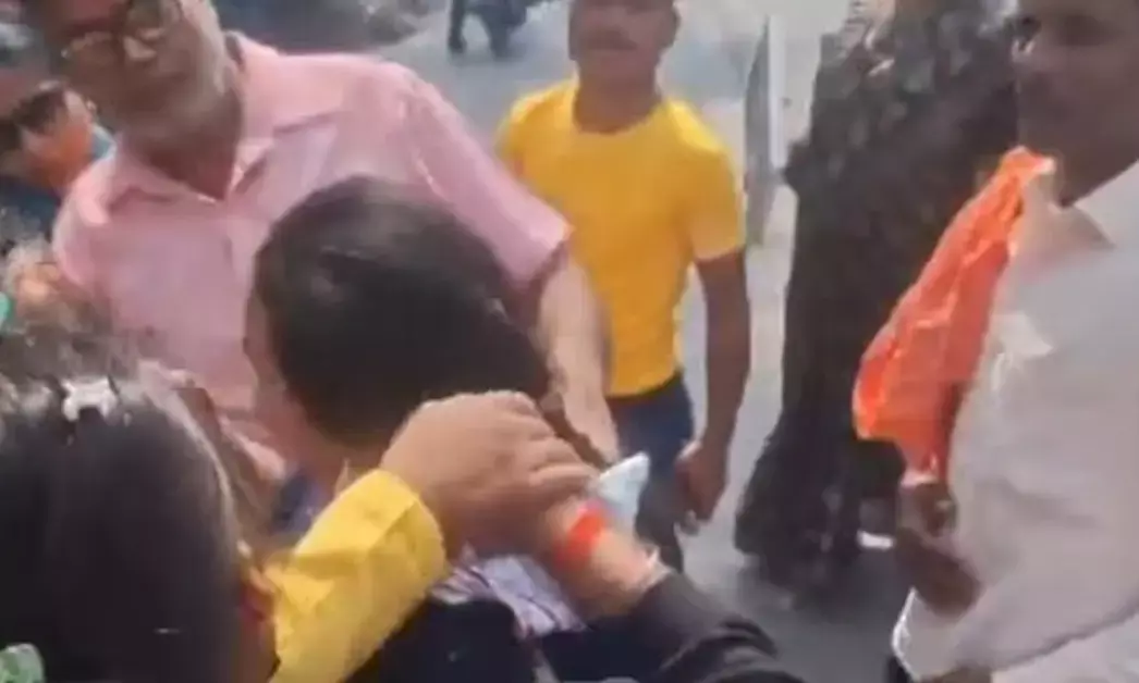 ಅಖಿಲೇಶ್ ಪ್ರತಿಕೃತಿ ದಹಿಸುವ ಯತ್ನದಲ್ಲಿ ಬಿಜೆಪಿ ಶಾಸಕಿಗೆ ಸುಟ್ಟಗಾಯ!