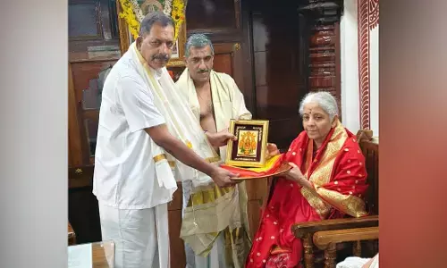 ಕೊಲ್ಲೂರು ಶ್ರೀ ಮೂಕಾಂಬಿಕಾ ದೇವಾಲಯಕ್ಕೆ ಕೇಂದ್ರ ಹಣಕಾಸು ಸಚಿವೆ ನಿರ್ಮಲಾ ಸೀತಾರಾಮನ್ ಭೇಟಿ